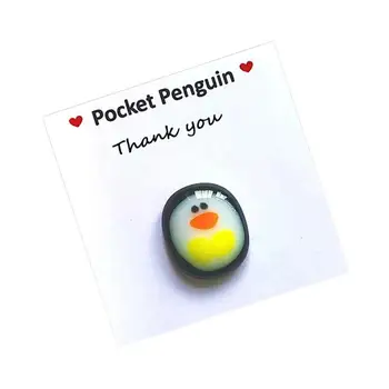 Милый карманный пингвин обнимает милый карманный пингвин обнимает животное украшение специальное поощрение пингвин подарки на день рождения свадьбы
